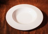 Белая тарелка полупорционная АККУ Классика 350мл, 23см