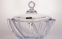 Необычная ваза для конфет Crystalite Bohemia Инфинити 19см с крышкой