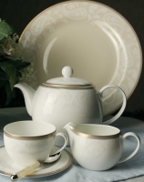 Бежевый чайный сервиз Royal Bonе China Золотая вышивка на 6 персон (17 предметов)